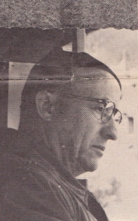 Prvi diplomant visoke šole za gimnastiko (Berlin, 1928) profesor Drago Ulaga je leta 1948 organiziral prvi tečaj za kandidate za učitelje smučanja po drugi svetovni vojni pri Erjavčevi koči na Vršiču.