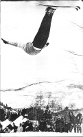 Norvežan Stein Eriksen, olimpijski in svetovni prvak leta 1952 in 1954 se je odselil v ZDA in tam ustanovil smučarsko šolo. Goste je privabljal tudi z akrobatskimi nastopi.