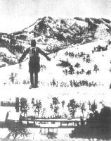 Janko Štefe je skočil na partizanskih smučarskih tekmah januarja 1945 v Cerknem kar s pištolo za pasom (na desni strani) in osvojil 3. mesto.
