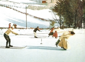 Kakšno krasno obdobje, ko Mednarodna smučarska zveza še ni pisala pravil smučanja in tako dala moškim pravo mesto! Francoska razglednica iz 1910. Istega leta so ustanovili v Kristianiji (današnjem Oslu) Norvežani, Finci in Švedi Mednarodno smučarsko komisijo, predhodnico Mednarodne smučarske zveze, ki je bila s tem imenom ustanovljena leta 1924.