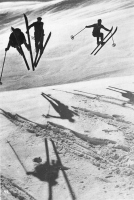 Znani nemški režiser Luis Trenker je leta 1938 posnel s kolegico Leni Riefenstahl smučarski film Bela omama (orig. Der weisse Rausch). Samomorilski skok, ki se je s posnemovalci končal … (naslednja slika).