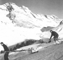 Teptanje snega z dvema človeškima silama. Tako so teptali sneg ob žičnicah v ZDA in po Evropi po letu 1950. Že pred 2. svetovno vojno so izumili goseničarje, da so vlekli smučarje za seboj, niso pa se spomnili motornih teptalnikov vse do okoli 1960.