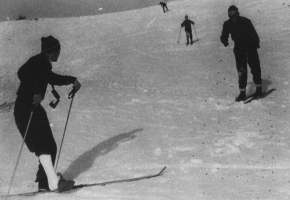 Tine Košir je sam vodil tečaj slepe in slabovidne mladine leta 1953 na Okroglem pri Kranju. Ker si zlomil gleženj, je šel v bolnišnico po mavčno oblogo. Da ne bi prekinil tečaja in razočaral mladcev, je poučeval smučanje kar z mavcem.