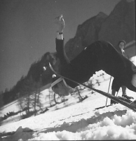Avgust Jakopič – Gustl, olimpijec leta 1936, je v Planici pokazal, kako bi leteli smučarji dalj, če bi glavo vtaknili med smuči. Začetek V sloga?