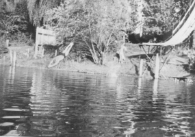 Tik preden je skočil v vodo, je zavzel položaj skakalca v vodo. Na sliki je smučarski skakalec in kasnejši trener smučarskih skokov in skokov v vodo Franc Pribošek – Šiki, Na tej skakalnici so skakali tudi avstrijski reprezentanti, ki jih je treniral Sepp Bradl – Buwi, znan iz Planice leta 1936, ko je prvi preskočil 100 m na svetu, natančno 101,5 m.