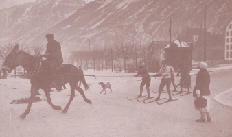 Vleka smučanja s konjem v Chamonixu okoli 1910. Jezdec na konju skrbi, da ta ne bi zbezljal in zvlekel smučarje v nevarni položaj.