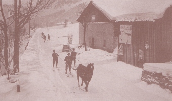 Izleti s konjsko vleko smučarjev so turiste vodili iz Chamonixa po vaških zasneženih cestah v okoliške vasi. Smučarji bliže konju so morali biti izkušeni, da niso padali in na njih naleteli smučarji za njimi. 047 Predvsem Norvežani so raziskovali pred letom 1888 snežne puščave. Med temi tudi obale in notranjščino Grenlandije. Tako se je smučar preveč oddaljil od drugih in padel v razpoko. Tam je vpil na pomoč, vendar se drugi niso upali do njega, saj so mislili, da prežijo na njih tam daleč v notranjosti neznane divje sile, ki žro ljudi. Na Nansnovi skici je smučar iz leta 1888, ko so prečili Grenlandijo, vendar so tega člana odprave rešili.