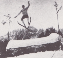 Kakšen Šved Jan Bokloev, Josef Wallner je izumil V slog. V Kitzbűhlu je leta 1905 skočil celih 20 m daleč. Seveda mu za polet v pravem V slogu je manjkala spredaj ena dvojka.