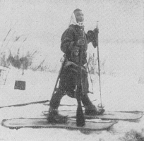 Ruski vojak iz plemena Ostijakov ima na nogah ruske, zagotovo s strani Stalina patentirane smuči, ko se je že leta 1927 pripravljal na napad sovjetske Rusije na Finsko leta 1939.