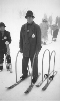 Odlični italijanski alpski tekmovalec Chieroni je med obema vojnama služboval kot financar v Cerkem, ki je pripadalo Italiji. Med domačini je bil priljubljen, saj jih je učil smučati. Prodajal je tudi smuči z njegovim imenom. Ko so jih zlomili, so domačini iz vasi Novaki te odžagali in na krajše pritrdili lok. Tedaj niso poznali švedskega »izuma«. Novaške ločne smuči so sicer zamrle, vendar so jo obudili smučarji iz Novakov in z njimi nastopajo na prireditvah smučarjev po starem.