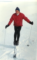 Direktor žičnic na Voglu Lovro Sodja leta 1975 na monoskiju. Švicarski učitelji smučanja so prikazali na 8. INTERSKI kongresu (zbor učiteljev smučanja vsega sveta) leta 1971 v Garmisch-Partenkirchnu smučanje na eni smučki, dolgi 220 cm z dvignjenim podstavkom za vezi, ki sta bili pritrjeni na plošči. Smučar je moral krepko paziti, da je ohranil ravnotežje, saj vez ni dopuščala, da bi premaknil nogo vstran. Sledil je grd padec. Avtor izbora teh slik je brez padcev prosto smučal, potem pa še presmučal postavljeno krajšo slalom progo.