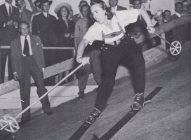 Dvoransko smučanje leta 1930 v San Franciscu. Velike krpljice so bile posebno primerne, da se palica ni vdirala (?) v smučarsko preprogo. Danes v Tokiju v smučarski dvorani celo pričarajo na velikem zaslonu različna smučarska središča, tako da na Japonskem smučate hkrati v Davosu, St. Antonu, Dolomitih (ne Polhograjskih), Val d'Isèru, Chamonixu …