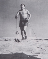Medtem ko je John Wayne, sivih jeklenih oči, na sercu prebijal skozi Dolino smrti v ZDA, je za njim po puščavi drsal na smučeh njegov prijatelj »Davy Crocket« (1940).