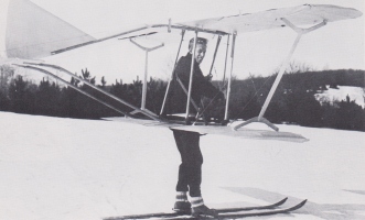 Kako je lahko ta smučar Carl Messelt iz Norveške, živečega okoli 1930 v ZDA, obšel Stanka Bloudka in poletel s smučmi, pri tem, da je bil Bloudek konstruktor letal in kasneje še smučarskih letalnic? Morda bo Bloudki nekdo v Sloveniji prilepil še ta izum, kakor so mu načrtovanje prve letalnice na svetu v Planici (90 m), ki pa jo je narisal in leta 1933 dejansko zgradil gradbenik Ivan Rožman. Bloudek je kasneje leta 1935 in 1936 začel svoj pohod z letalnicami, ko so Rožmana neupravičeno potisnili v kot in mu vzeli celo avtorstvo. V pripravi je knjiga Joso Gorec in slovensko smučanje avtorja tega izbora, ki bo dokumentirano razkrila biografijo o Josu Gorcu in resnico o razvoju smučarskih poletov in Planici.