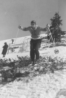 Janko Dernič iz Mojstrane, sicer član Smučarskega kluba Enotnost iz Ljubljane, je na državnem prvenstvu v smuku leta 1949 na Kopaoniku v Srbiji ubral kar bližnjico preko ruševja, pa kljub temu ni zmagal.