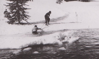 Ameriški duatlon Trefaltovih korenin, grč in žamanja ZDA. Plavanje s smučkami in nato še tek na smučeh. Na sliki eden od favoritov Bill Graham, ki mu pomaga iz vode Shirley McDonald.
