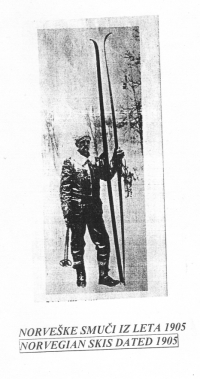 Daljše smučke so nekdaj veljale za smučarski tek hitrejše (Finska, 1905).