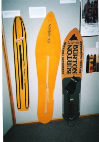 Razvoj smučarske deske v ZDA od »snurfeja«, »wintersticka« do smučarske deske Jacka Burtona, podobne današnji (New England Ski Museum, Franconia, ZDA)