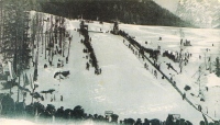 Skakalnica K=60 m, ki je bila zgrajena leta 1923 strogo po normah FIS na mestu skakalnice iz leta 1908.
