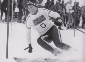 Tekma veteranov v Beaver Creeku v ZDA (z leve): Francoz Emile Allais (3. mesto v alpski kombinaciji, ZOI GA-PA, 1936), Američan Jimmy Huega (3. mesto v slalomu, ZOI Innsbruck, 1964) in Jean-Claude Killy (vse tri zlate, Grenoble, 1968). Killy je bil zvest francoski tovarni smuči Dynamic z znanimi smučmi za slalom tipa VR 17. Na sliki že novejši model VR 27.