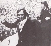 Karl Schranz po prihodu na Dunaj, ne da bi enkrat samkrat oblekel startno številko v Sapporu.