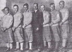 Moštvo leta 1928 v tekih (z leve): Stanko Kmet, Joško Janša, Janko Janša (črn kot »biks«), ker je bil stalno na snegu na soncu, trener iz Norveške inž.Tunold Thorleif Hanssen, Stane Bervar – Nani in Boris Režek.