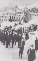 Jugoslovansko olimpijsko moštvo s samimi Slovenci med otvoritvijo leta 1948, St. Moritz, Švica. Zastavo nosi odlični alpski tekmovalec Tine Mulej.