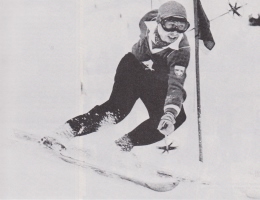 Švicar Karl Molitor med slalomom leta 1948 v St. Moritzu. Molitor je po končani tekmovalni karieri izdeloval odlične alpske tekmovalne čevlje, ki so bili za razliko od drugih iz usnja rjave barve.