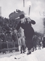  Egil Nansen, vnuk znamenitega deda Fridtjofa, ki je na smučeh s spremljevalci leta 1888 prečil Grenladnijo, je bil eden od nosilcev olimpijske bakle na okoli 300 km dolgi poti od Øvrebøja do Osla. 
