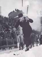 Egil Nansen, vnuk znamenitega deda Fridtjofa, ki je na smučeh s spremljevalci leta 1888 prečil Grenladnijo, je bil eden od nosilcev olimpijske bakle na okoli 300 km dolgi poti od Øvrebøja do Osla.