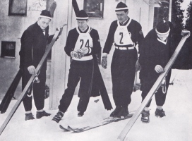  Tekmovalci so sami mazali smuči brez serviserjev kot danes. Na sliki norveški skakalci so bilki veliki specialisti za mazanje smuči (Oslo, 1952).