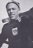 Avstrijec Sepp Bradl-Buwi, prvi, ki je preskočil 100 metrov (101,5 m, Planica, 1936) je na olimpijski tekmi padel (Oslo, 1952).