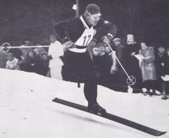  Norvežan Stein Eriksen je presenetil ves svet, kar je premagal v veleslalomu najboljše Avstrijce (oslo, 1952). Po svetovnem prvenstvu leta 1954 v švedskem Åreju je bil prvi v veleslalomu, slalomu in alpski kombinaciji. Po teh uspehih se je izselil v ZDA in tam odprl poklicno šolo smučanja in za denar navduševal gledalce z akrobatskimi veščinami na smučeh.