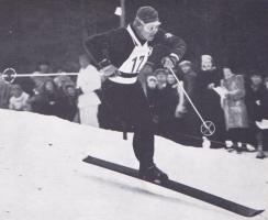 Norvežan Stein Eriksen je presenetil ves svet, kar je premagal v veleslalomu najboljše Avstrijce (oslo, 1952). Po svetovnem prvenstvu leta 1954 v švedskem Åreju je bil prvi v veleslalomu, slalomu in alpski kombinaciji. Po teh uspehih se je izselil v ZDA in tam odprl poklicno šolo smučanja in za denar navduševal gledalce z akrobatskimi veščinami na smučeh.