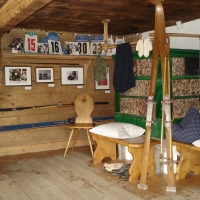 Kotiček Georga Thome v Schwarzwaldskem smučarskem muzeju v Hinterzartnu, Nemčija.